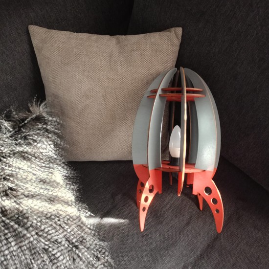 Ξύλινο χειροποίητο παιδικό επιτραπέζιο φωτιστικό Πύραυλος – Mood4Wood